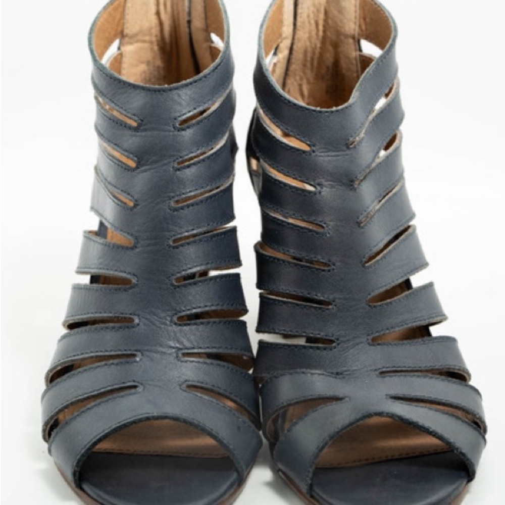 Steve Madden Vendetta Cage Bootie - size 8.5B